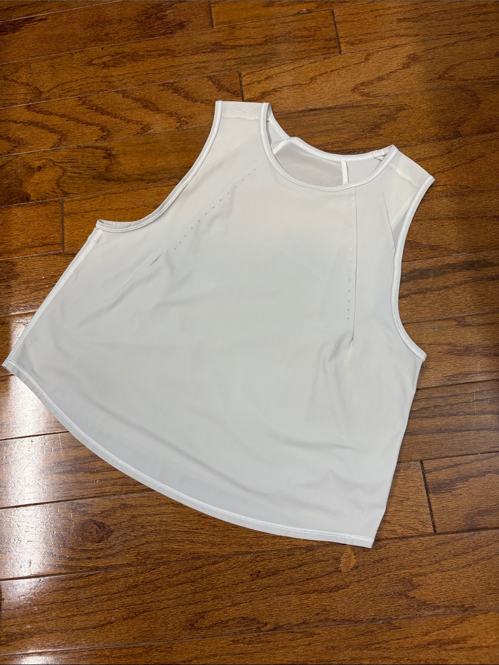 065. Lululemon Sculpt Cropped Tank Top
Light Vapor Gray/Silver size 8 - Picture 11 of 12